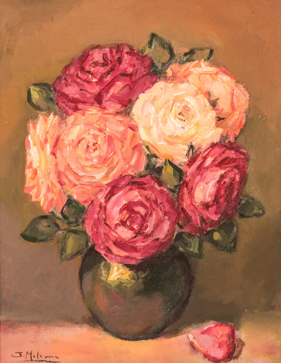Rosas en jarrón oscuro