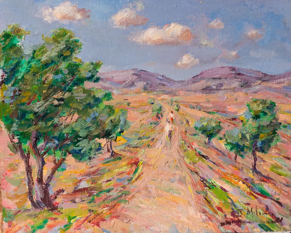 Camino ancho entre lomas