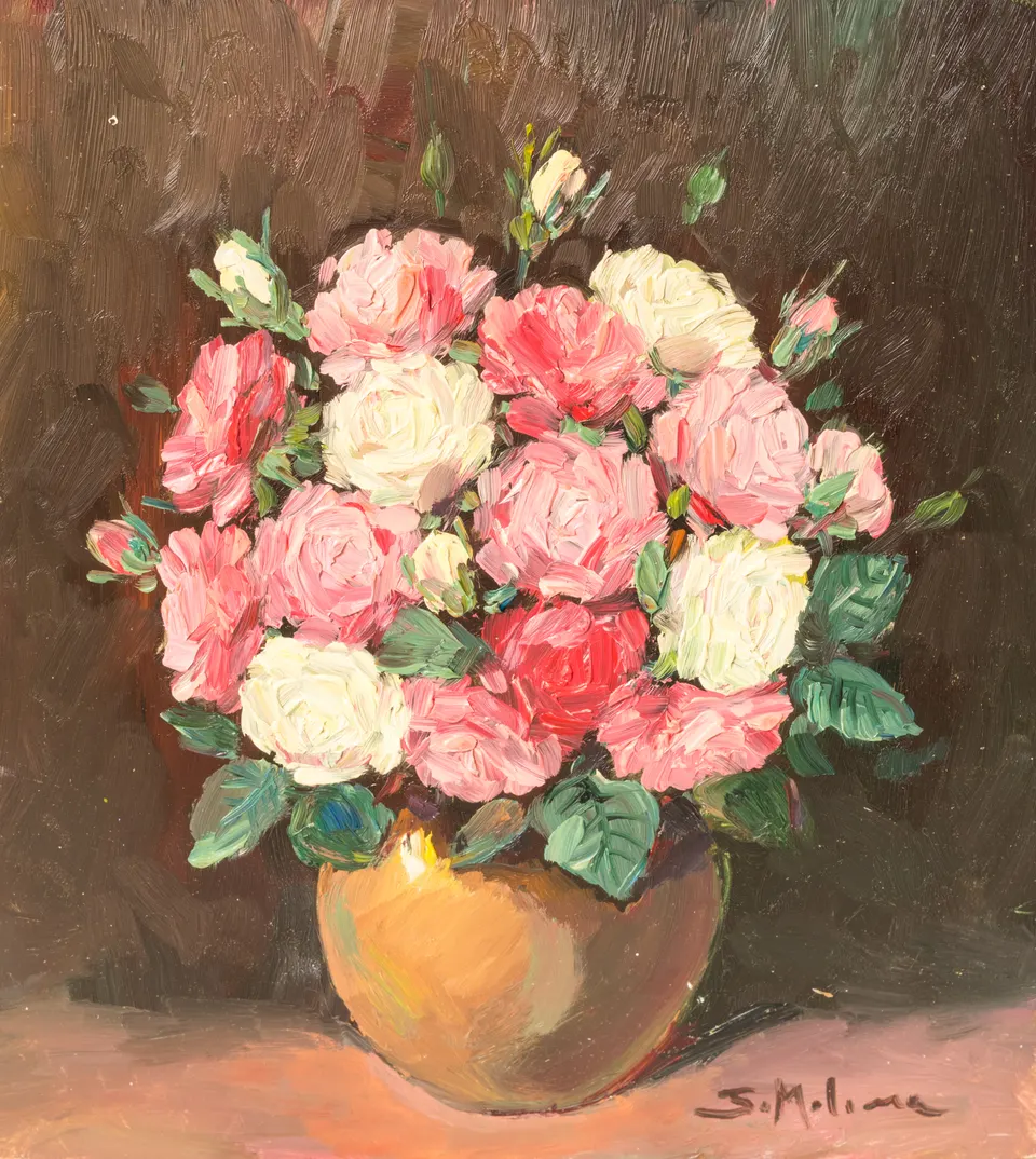Rosas en jarrón dorado