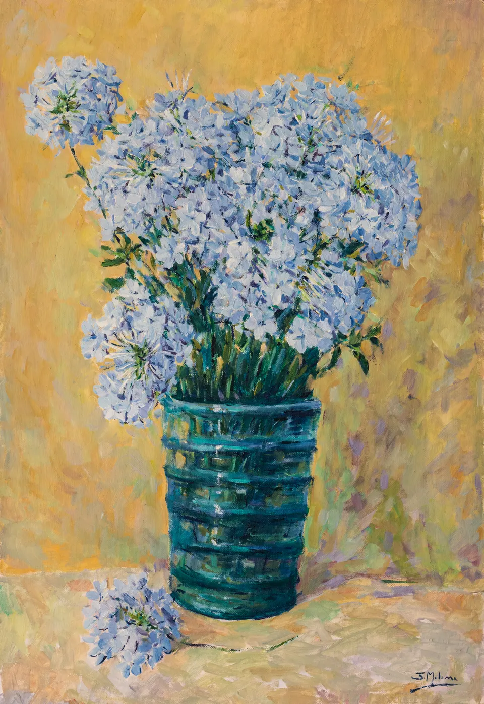 Flores blancas y azuladas